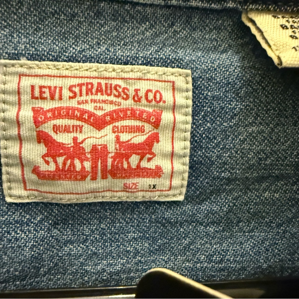 Levi's women’s Two-Tone Denim Shirt - Picture 4 of 14
